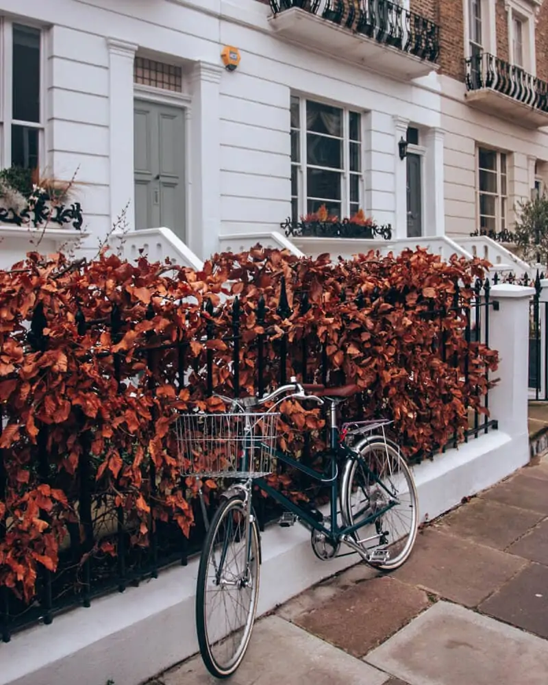 A bike sitting outside a house in Notting Hill in London. Get the best streets in Notting Hill for pictures in this 3 day London itinerary.
