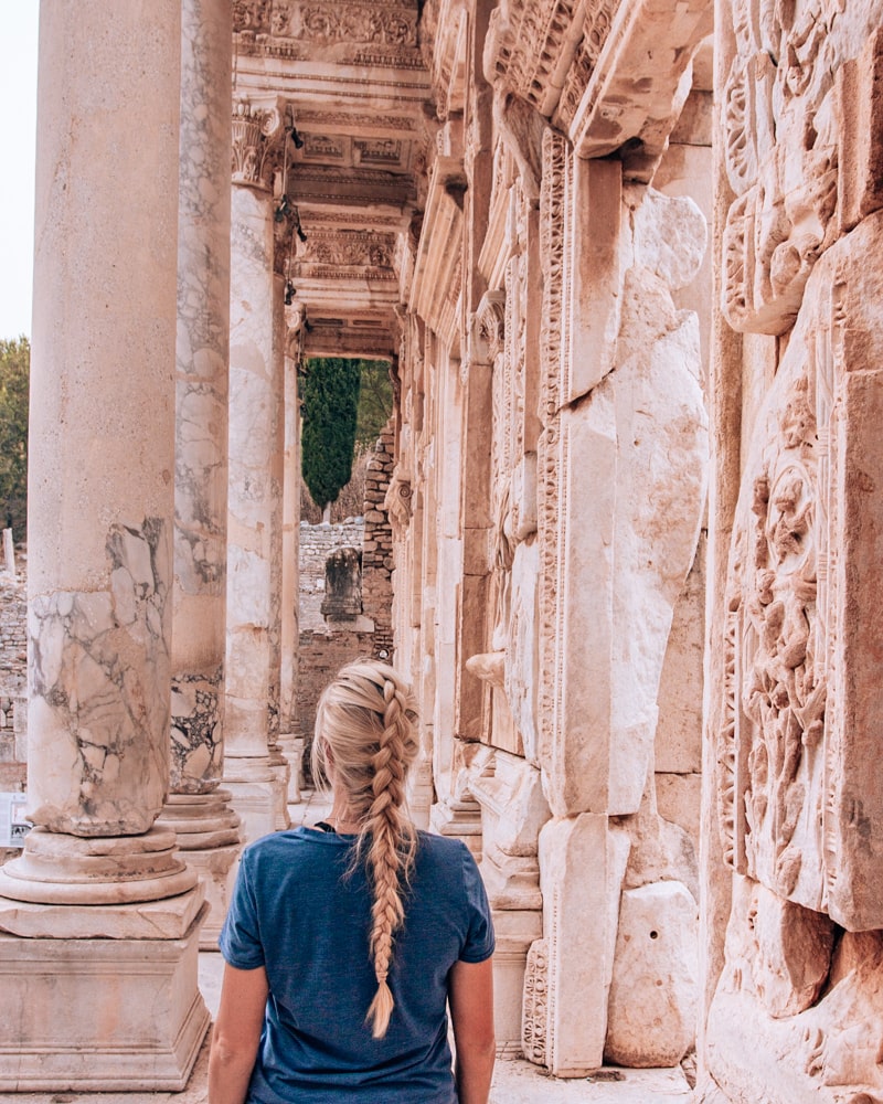 The Library of Celsus is the highlight of the ruins in Ephesus. Find a full one day itinerary with everything you need to know about visiting the ancient ruins of Ephesus in Turkey here.