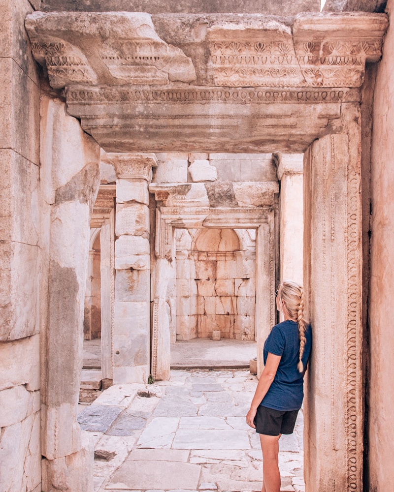 The Library of Celsus is the highlight of the ruins in Ephesus. Find a full one day itinerary with everything you need to know about visiting the ancient ruins of Ephesus in Turkey here.