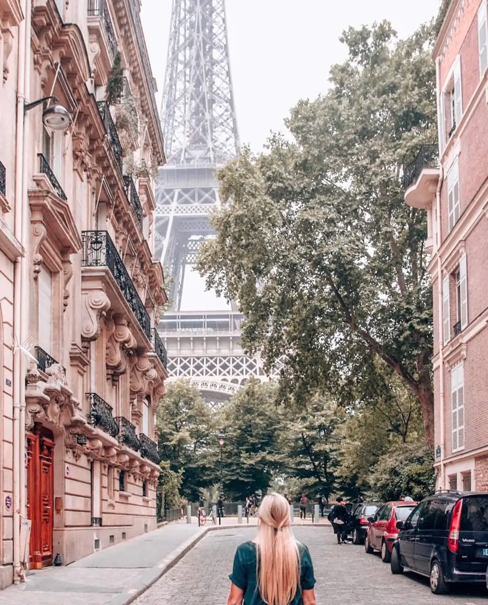 Rue de la Universidad in Paris and the Eiffel Tower